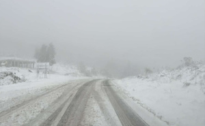 Vozači, oprez: Obilne snježne padavine prave probleme, obustavljen saobraćaj na putu Foča - Trnovo