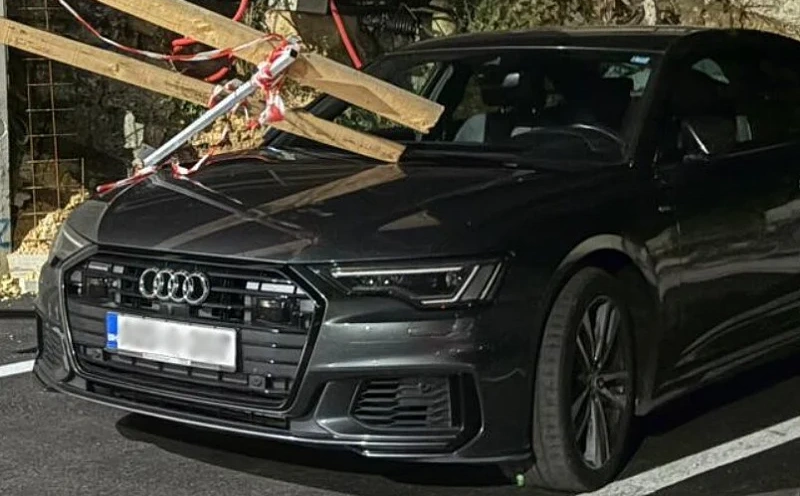 Snažni udari vjetra u Širokom Brijegu izazvali probleme: Ograda se srušila na automobil