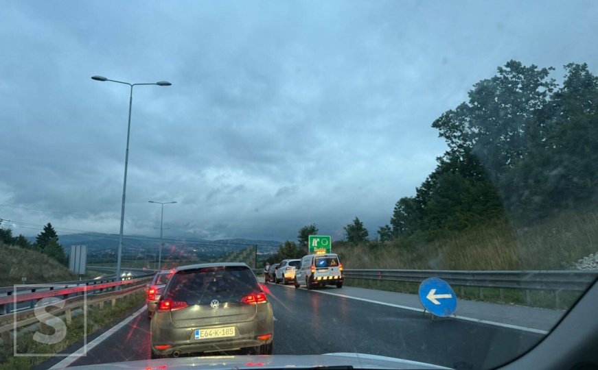 Saobraćajna nesreća na autoputu kod Sarajeva: Policija na terenu