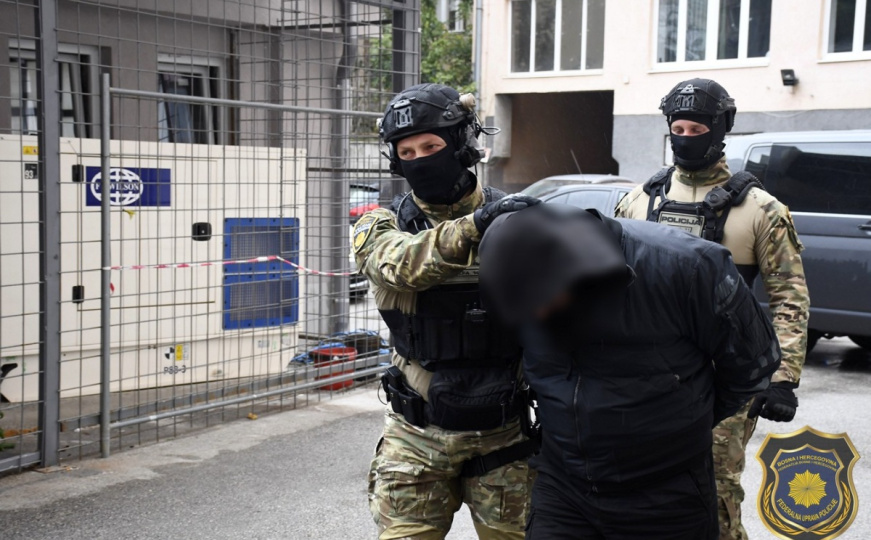 FUP uhapsio šest osoba zbog iznude: Oduzete velike količine novca, oružje i municija