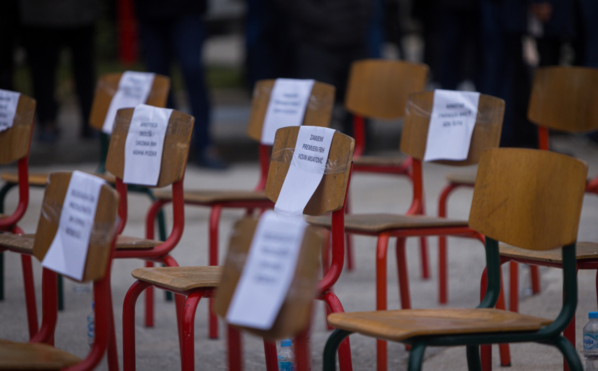 Vlasti opet izostale: Prazne stolice na komemoraciji poginulima u Jablanici