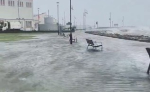 Snažna oluja pogodila Irsku: Nestalo struje, otkazani letovi, jedna osoba poginula