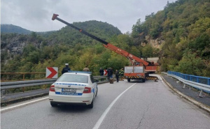 Još jedna nesreća u BiH: Automobil sletio u kanjon rijeke, traga se za vozačem