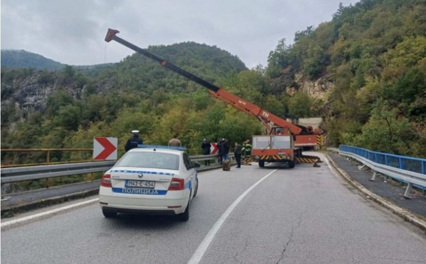Još jedna nesreća u BiH: Automobil sletio u kanjon rijeke, traga se za vozačem