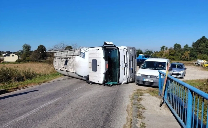 Vozači, oprez: Nova nesreća na bh. cesti, kamion se prevrnuo