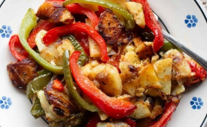 "Pipi e patati" - jelo iz italijanske kuhinje: Donosimo recept za mirisne pečene krompire s paprikom