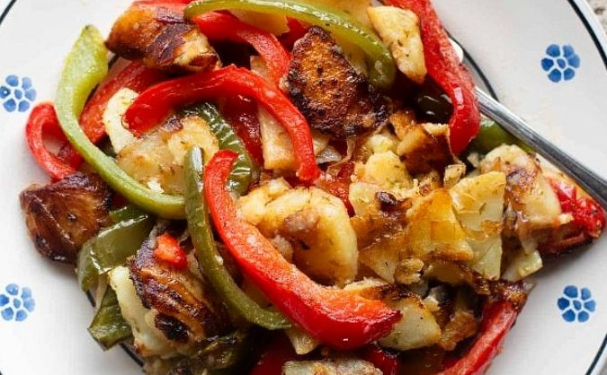 "Pipi e patati" - jelo iz italijanske kuhinje: Donosimo recept za mirisne pečene krompire s paprikom