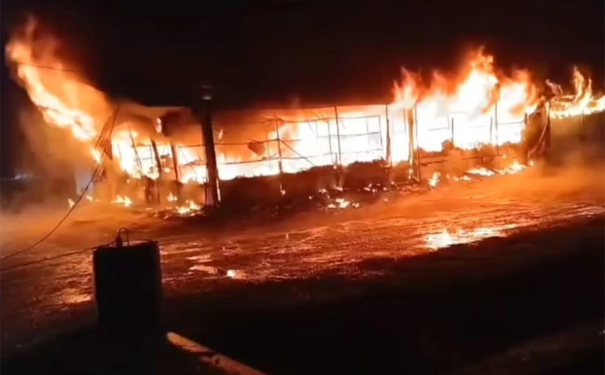 Veliki požar u Brčkom, gori pijaca "Arizona": Vatrogasci se bore s vatrenom stihijom