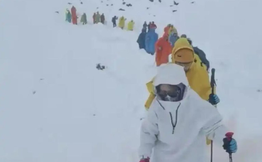 Pakao na Himalajima: Stotine planinara spašeno iz snažne mećave, 200 ih ostalo na vrhu svijeta