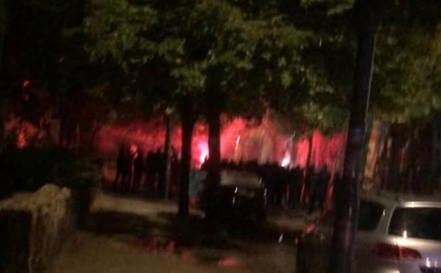 Stotinu navijača okupilo se ispred zatvora u Mostaru: Pjevali pritvorenim članovima