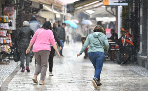 Ponedjeljak na ulicama Sarajeva: Građani i turisti tražili zaklon od hladne, jesenje kiše