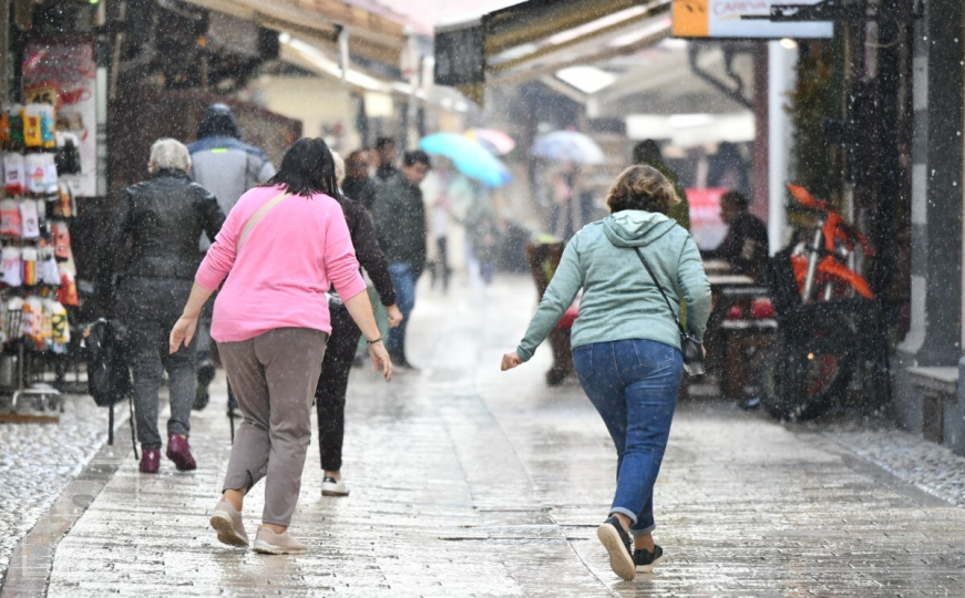 Ponedjeljak na ulicama Sarajeva: Građani i turisti tražili zaklon od hladne, jesenje kiše