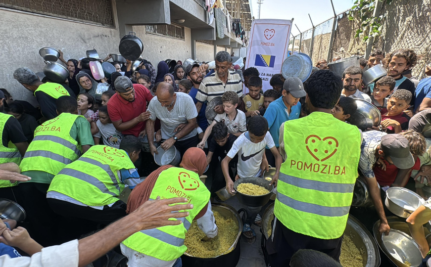 Humanost ne poznaje granice: Pomozi.ba nastavlja podjelu toplih obroka za narod Gaze