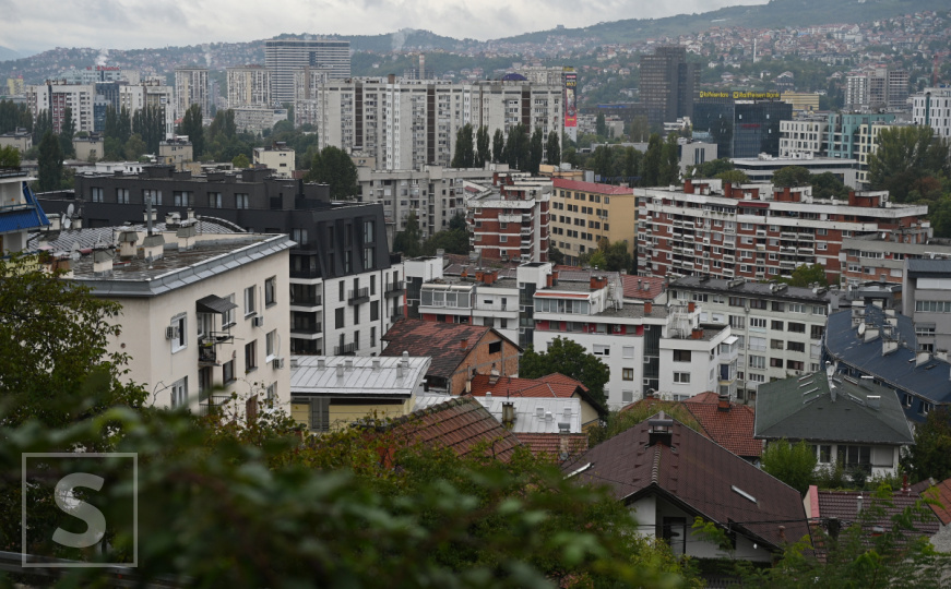 Jesen u Sarajevu: Grad osvanuo pod sivim pokrivačem, pogledajte fotografije