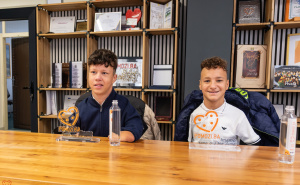 Dva zlatna dječaka: Ismail Zulfić i Ismail Barlov postali prvi ambasadori humanosti Pomozi.ba