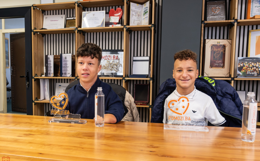 Dva zlatna dječaka: Ismail Zulfić i Ismail Barlov postali prvi ambasadori humanosti Pomozi.ba