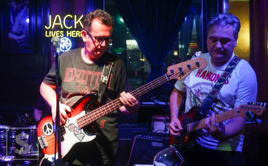 U čast Dobrog Čovjeka i velikana: Sarajevski profesori u City Pubu zasvirali u čast Halida Bešlića