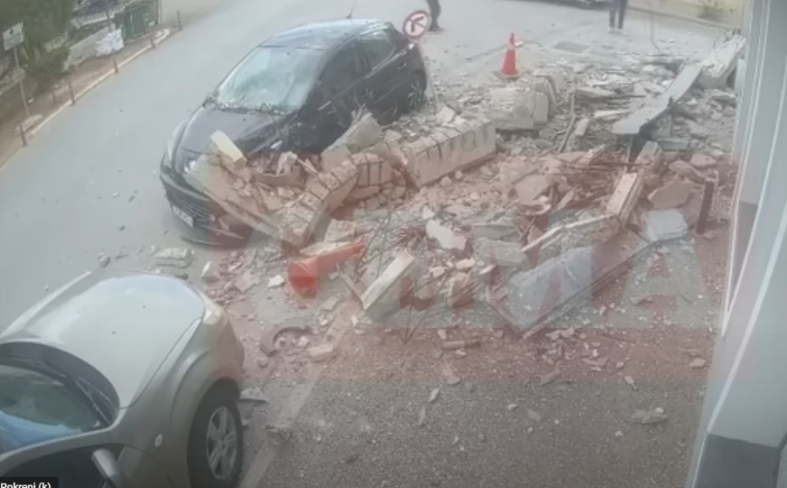 Jezive scene: Cijeli balkon se urušio sa zgrade dok je žena stajala na ulici u Grčkoj