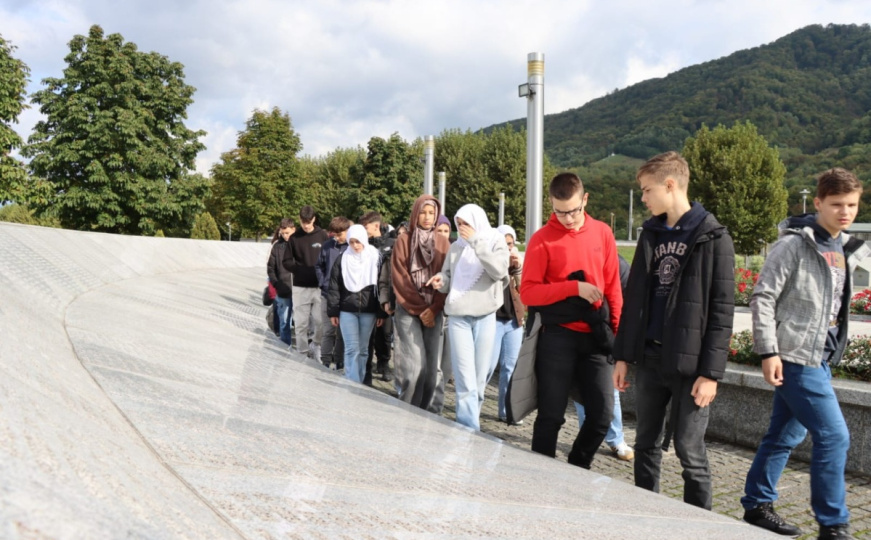 Oko 600 učenika iz Novog Sarajeva na historijskom času u Srebrenici: Važnost sjećanja na genocid
