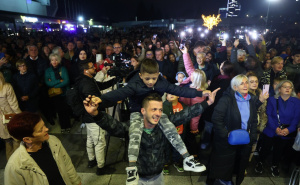 1.500 duša pjeva na Skenderiji: Pjesme i suze kao posljednji pozdrav Halidu Bešliću