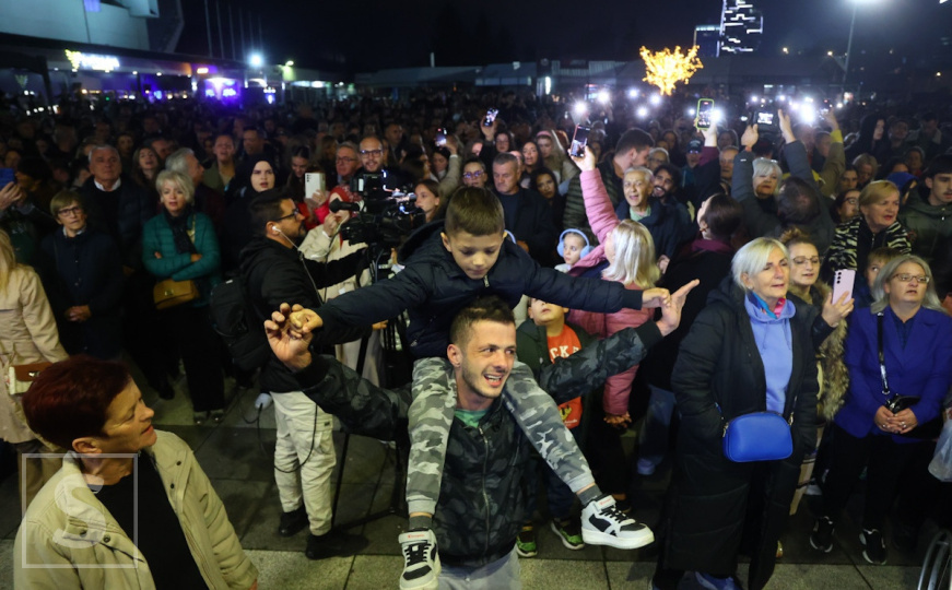 1.500 duša pjeva na Skenderiji: Pjesme i suze kao posljednji pozdrav Halidu Bešliću