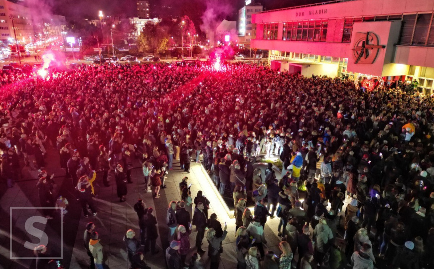 Emocije i pjesma u čast Halida: Pogledajte kako je iz zraka izgledalo okupljanje građana u Sarajevu