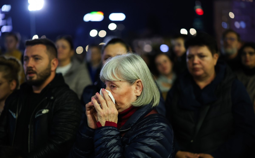Emocije preplavile građane Sarajeva na oproštaju od Halida Bešlića: Pogledajte detalje sa Skenderije