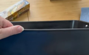 Kako očistiti pleh zamrljan hranom: Efikasni trikovi za uredniju kuhinju