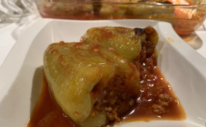 Biber Dolmasi – turske punjene paprike: Tradicionalni recept, a "dolma sos" pojačava pikantni ukus