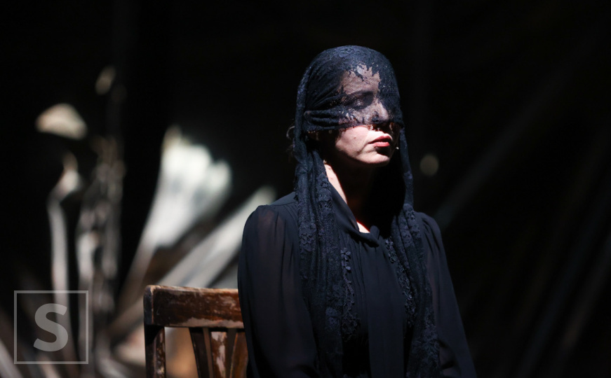 MESS | Predstava Ogledalo na sceni NPS-a: Priča o ličnim sjećanjima, historiji i snovima