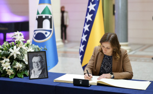 Austrijska ministarica se upisala u Knjigu žalosti povodom smrti Halida Bešlića