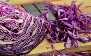 Ne treba vam nož: Ovim jednostavnim trikom kupus salata bude poput one iz restorana