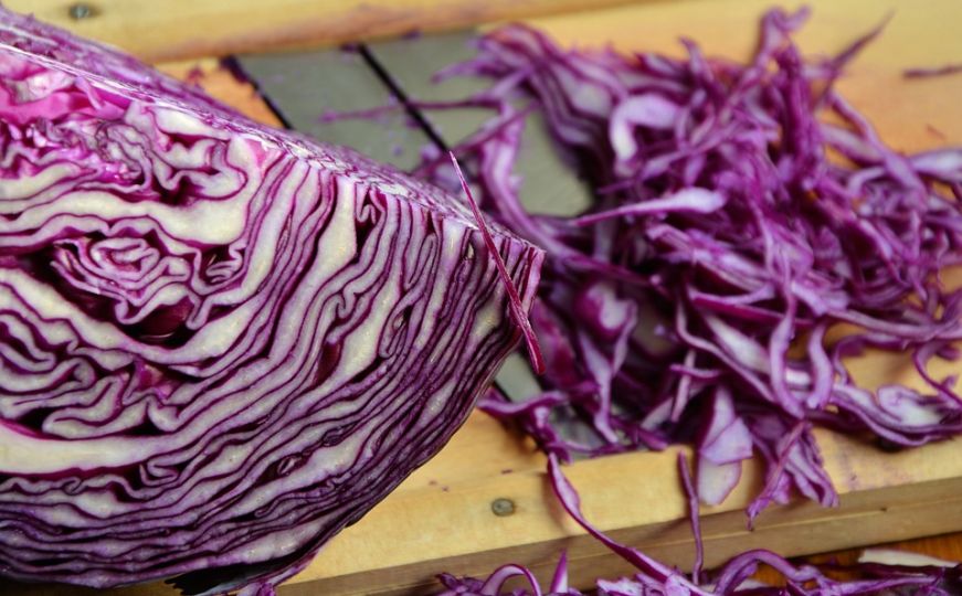 Ne treba vam nož: Ovim jednostavnim trikom kupus salata bude poput one iz restorana