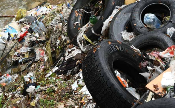 Sramotno: Nepoznati vozač bacio 30 kamionskih guma u rijeku Vrbas