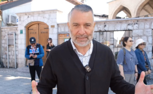 Nakon 34 godine u Sarajevu: Poznati sportski novinar dobio priznanje, najavio reportažu s derbija