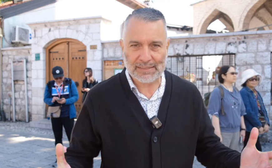 Nakon 34 godine u Sarajevu: Poznati sportski novinar dobio priznanje, najavio reportažu s derbija