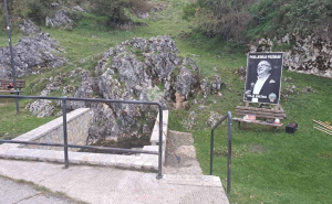 Na opjevanom izvoru u rodnom mjestu Halida Bešlića postavljena njegova fotografija