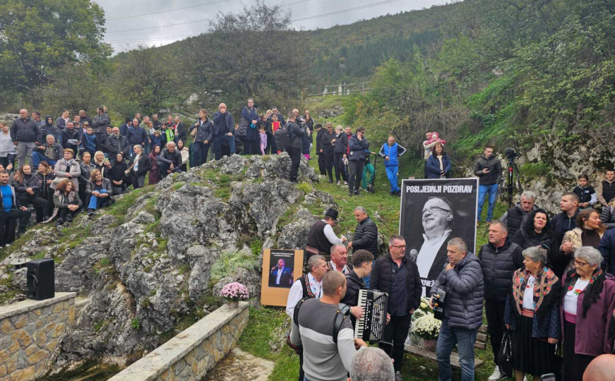 Mještani Knežine pjevali svom Halidu: "U meni tuga je..."