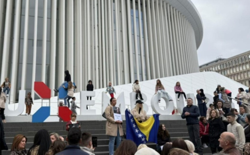 Građani zapjevali Halidove pjesme i u Luksemburgu: "Hej, samo da mi je hladne vode sa Romanije..."
