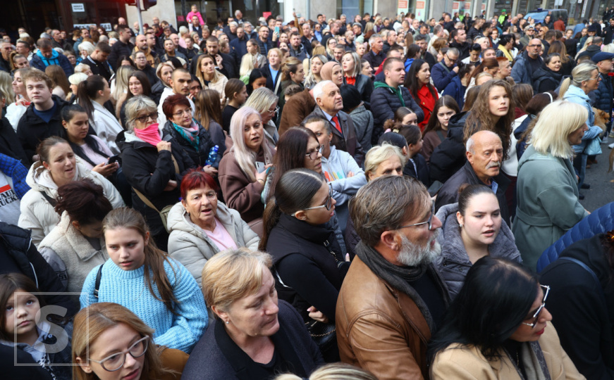 Sarajevo zapjevalo u čast Halida Bešlića: Pogledajte dirljive prizore ispred Vječne vatre
