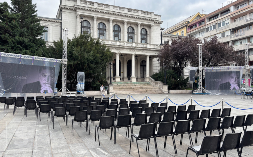 Sarajevo spremno da isprati svog Halida: Tišina ispred Narodnog pozorišta govori više od riječi