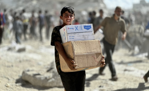 Kamioni s hranom i lijekovima ušli u Gazu: Palestinci među ruševinama podižu zastave