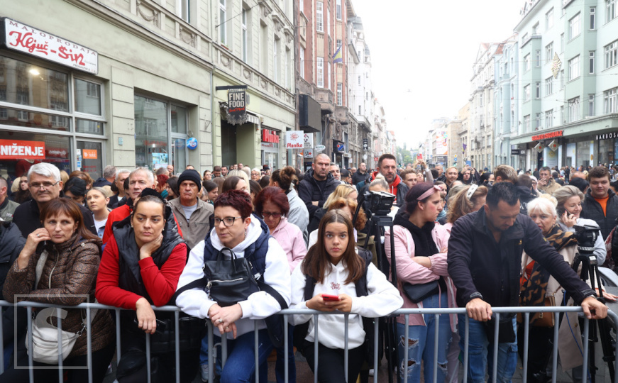 Srcem za Halida: Ispred Vječne vatre pristiže veliki broj građana