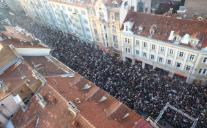 Pogledajte kadrove iz zraka: Počinje okupljanje ispred Vječne vatre u čast Halida Bešlića