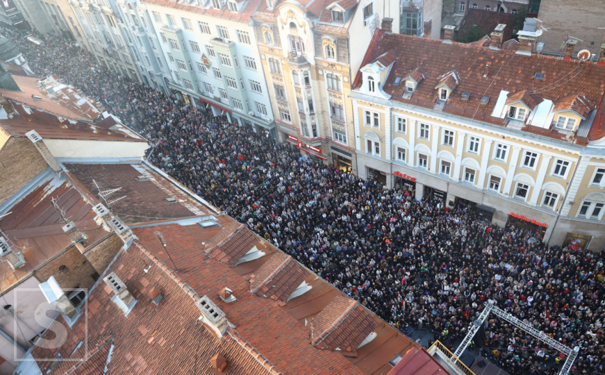 Pogledajte kadrove iz zraka: Počinje okupljanje ispred Vječne vatre u čast Halida Bešlića