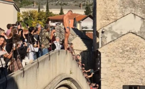 Tišina umjesto aplauza: Dirljiv skok sa Starog mosta u čast Halida Bešlića