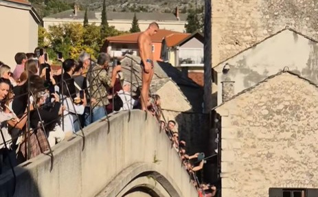 Tišina umjesto aplauza: Dirljiv skok sa Starog mosta u čast Halida Bešlića