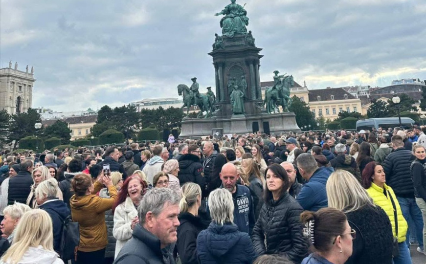 Srcem za Halida: Počelo okupljanje građana u Beču u čast legendarnog pjevača