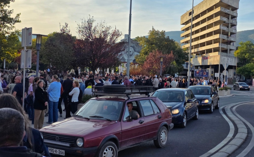 Mostarci se u velikom broju okupili u čast Halida Bešlića