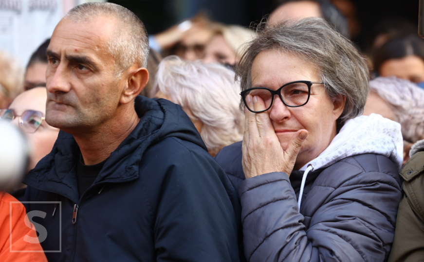 Sarajevo pjeva za Halida: "Prvi poljubac", "Romanija" i suze koje niko nije mogao sakriti